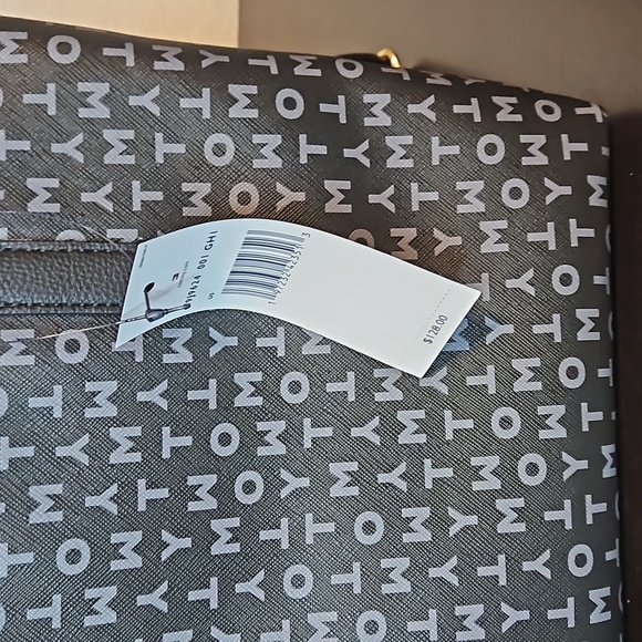 Tommy Hilfigure purse - Picture 4 of 10